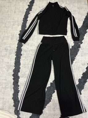 Halara 2-piece athleisure set featuring a cropped hoodie and matching pants
